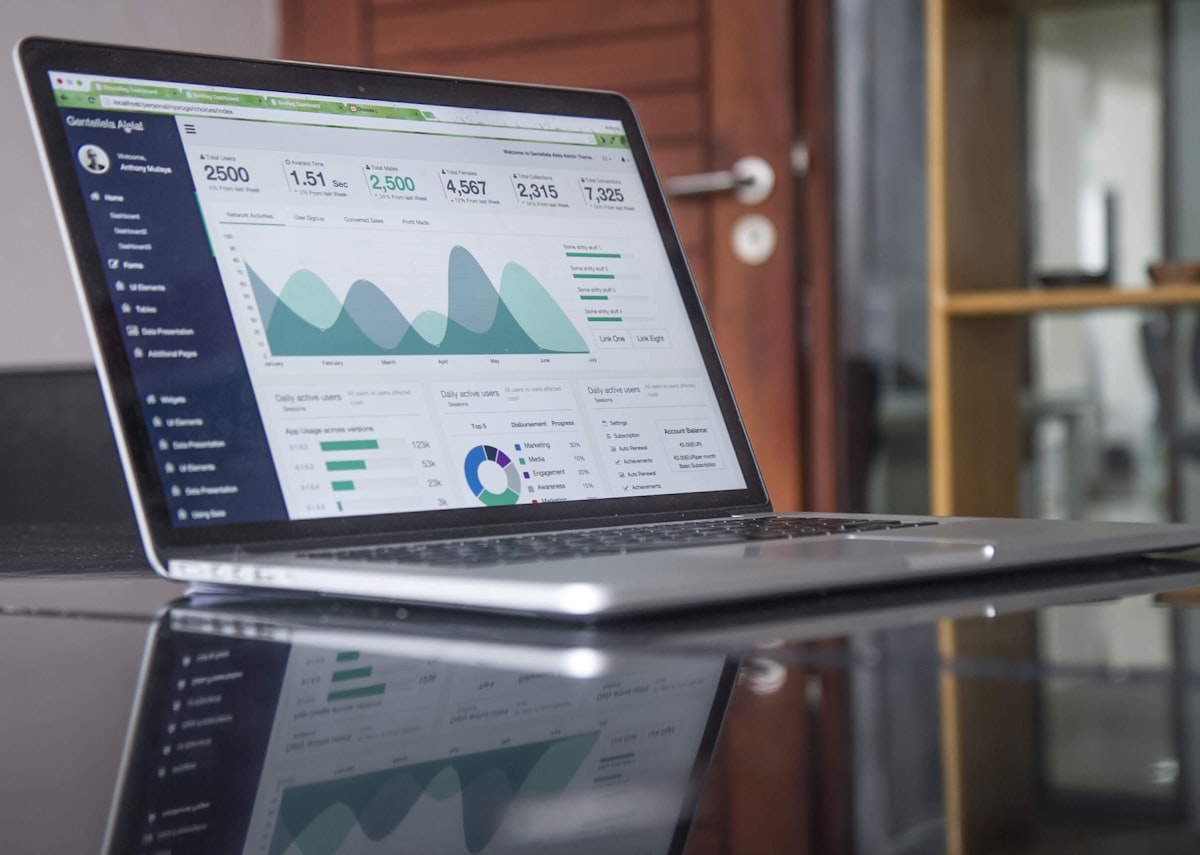 Laptop mit SEO-Analyse-Dashboard